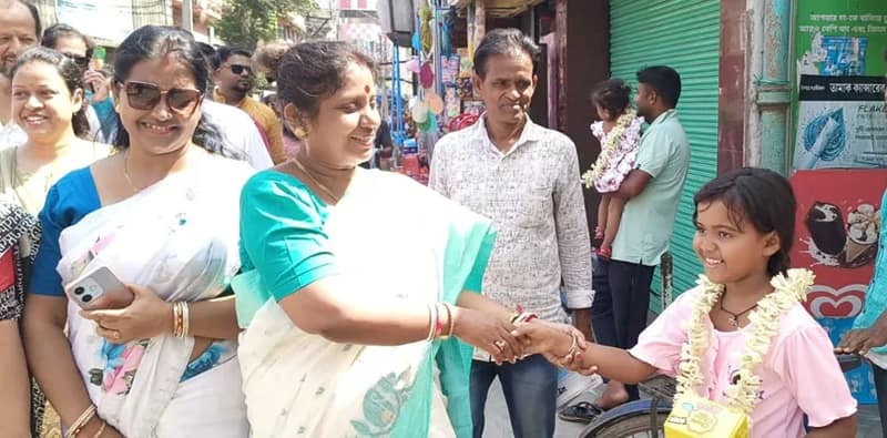 নববর্ষের দুপুরে হেঁটে জনসংযোগ মুর্শিদাবাদের তৃণমূল প্রার্থী শাওনি সিংহ রায়ের