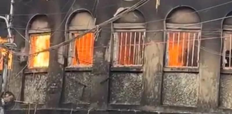 কলকাতা পুরসভার ৭৮ নম্বর ওয়ার্ডের অন্তর্গত মোমিনপুর এলাকায় বিধ্বংসী আগুন