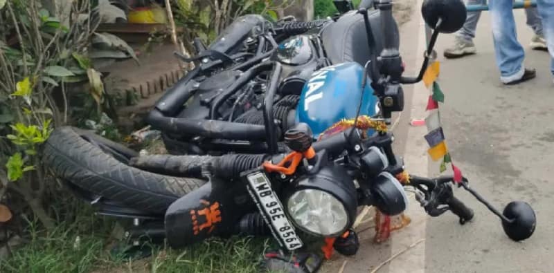 পথদুর্ঘটনায় মৃত ২ যুবক, নাতির প্রয়াণে হৃদরোগে মৃত্যু ঠাকুমারও