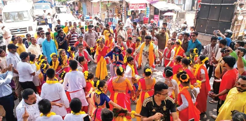 একযোগে চলল নতুন বছরের শুভেচ্ছা বিনিময় ও ভোট প্রচার, শামিল সব দল