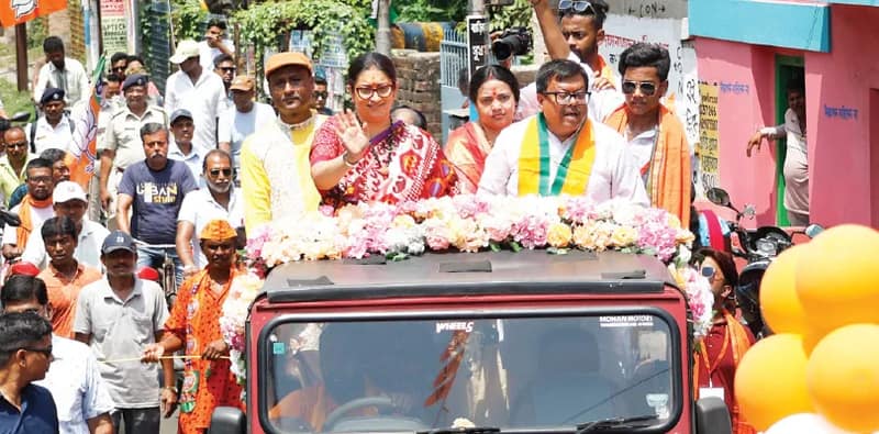 চুঁচুড়ায় স্মৃতি ইরানিকে এনেও জমল না ভিড়, মাঝপথে নেত্রী চলে যাওয়ায় ক্ষোভ