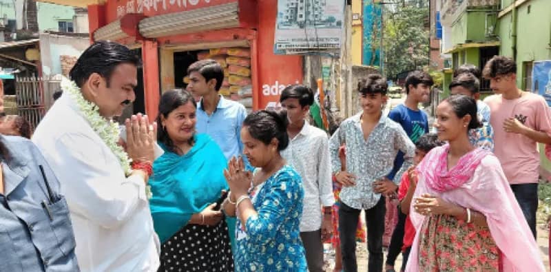 বারাকপুর শিল্পাঞ্চলে নববর্ষে বর্ণময় প্রচার শাসক-বিরোধীর