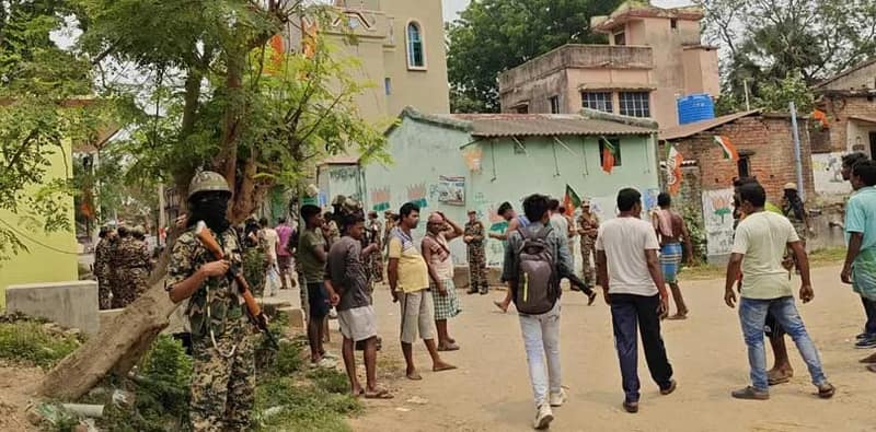 নানুরে পতাকা ছেঁড়াকে কেন্দ্র করে বিজেপি ও তৃণমূলের সংঘর্ষ, পরিস্থিতি নিয়ন্ত্রণে আনতে ঘটনাস্থলে পুলিশ ও কেন্দ্রীয় বাহিনী