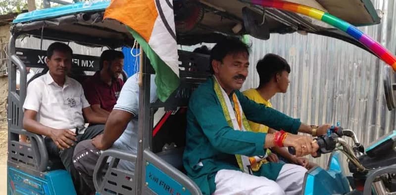 টোটো চালিয়ে দোরে দোরে গৌতম, জোর ‘ঘরে’ প্রচারে