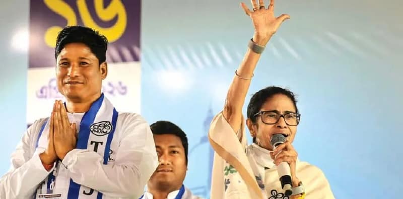 নাম না করে বিজেপি প্রার্থীকে আক্রমণ মমতার, ঘরের ছেলে সাবলুকে জেতানোর আবেদন