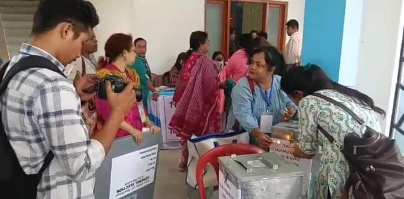 বাড়ি বাড়ি গিয়ে বয়স্ক ও বিশেষ চাহিদা সম্পন্নদের ভোট নিতে জলপাইগুড়িতে ব্যস্ততা তুঙ্গে