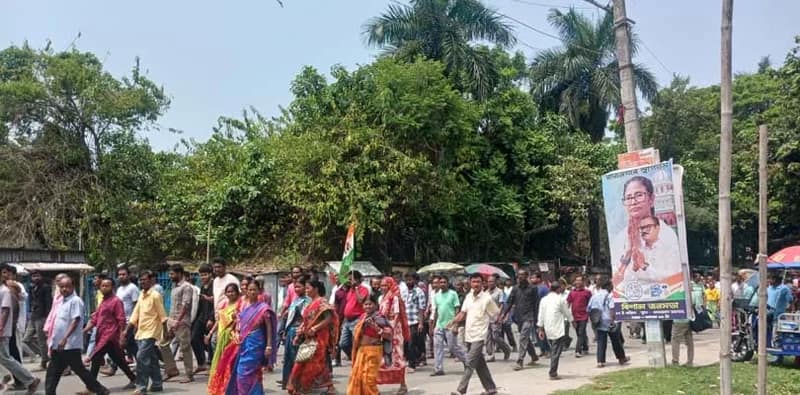 কোচবিহারে তৃণমূল সুপ্রিমো মমতা বন্দ্যোপাধ্যায়ের জনসভার আগে বিপুল জনস্রোত