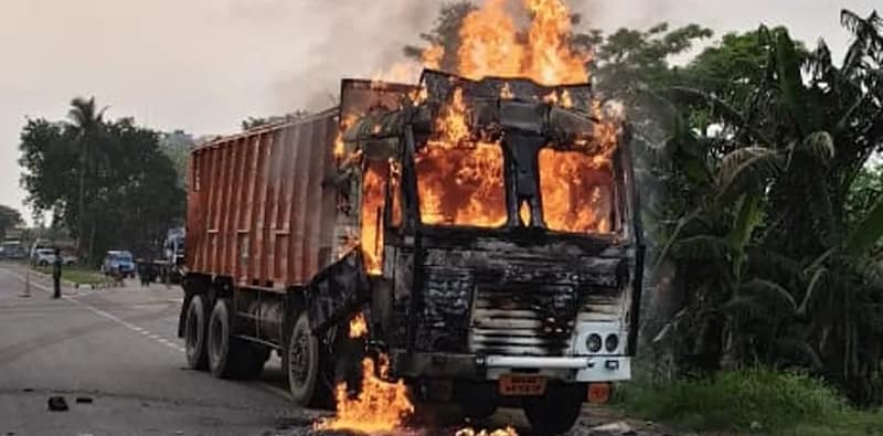 ডেবরায় জাতীয় সড়কে লরিতে আগুন, ইঞ্জিনে শর্ট সার্কিটের ফলেই ঘটনা এমনটাই অনুমান