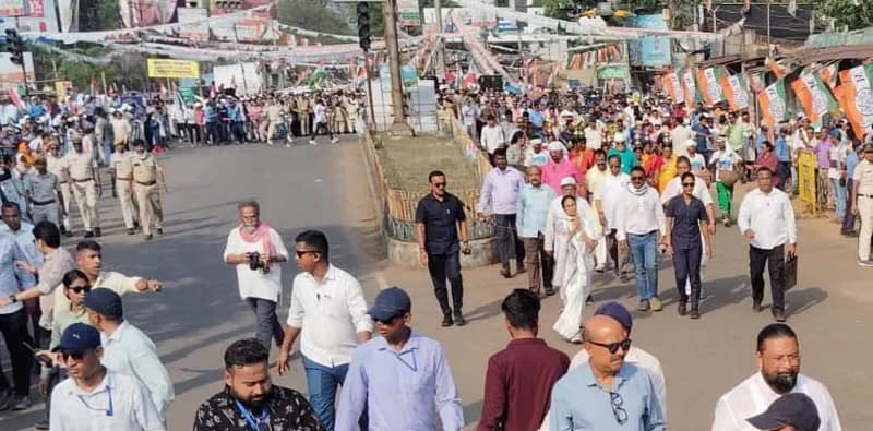 দুর্গাপুরের রাস্তায় তৃণমূল সুপ্রিমো মমতা বন্দ্যোপাধ্যায়