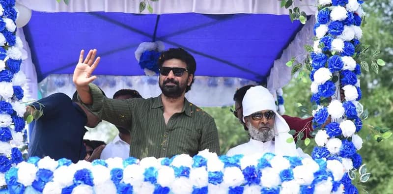 হরিহরপাড়ায় তৃণমূল প্রার্থী নিয়ামত শেখের হয়ে নির্বাচনি প্রচারে দেব