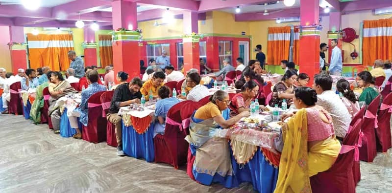 বিয়েবাড়িতে বুফে নয়, বসে খাওয়ানোই ভালো