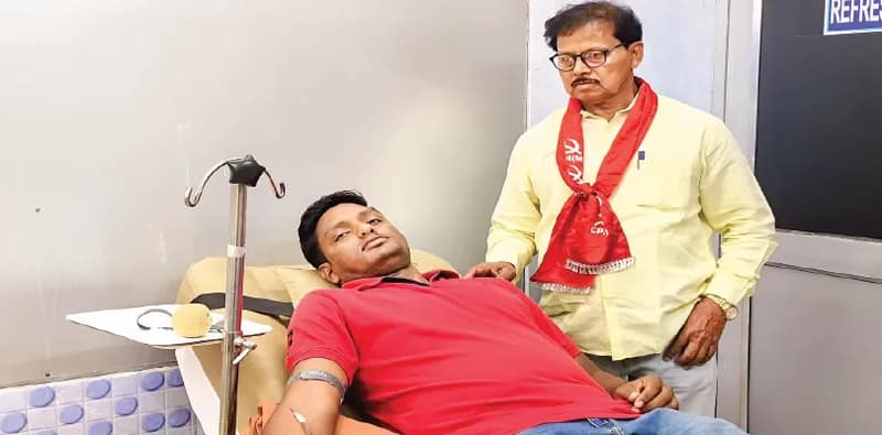 প্রচার থামিয়ে রক্ত দেওয়াতে ছুটলেন তেহট্টের বাম প্রার্থী