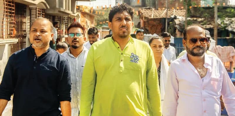 ঘাসফুলের ‘উর্বর’ জমিতে চষে বেড়াচ্ছেন তৃণাঙ্কুর