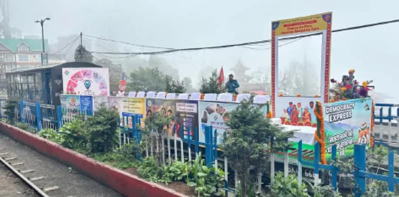 ভোটের প্রচারে টয় ট্রেনের নাম বদলে ডেমোক্রেসি এক্সপ্রেস!