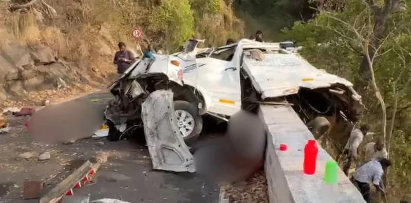 তামিলনাড়ুতে খাদে গাড়ি উল্টে ৯ পর্যটকের মৃত্যু