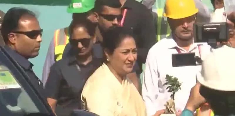 ডিএমআরসি-র কাজ পরিদর্শন করতে রামকৃষ্ণ আশ্রম মেট্রো স্টেশনে এসে পৌঁছালেন দিল্লির মুখ্যমন্ত্রী রেখা গুপ্তা