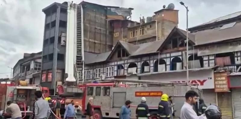শ্রীনগরের লাল চকের একটি ভবনে ভয়াবহ অগ্নিকাণ্ড