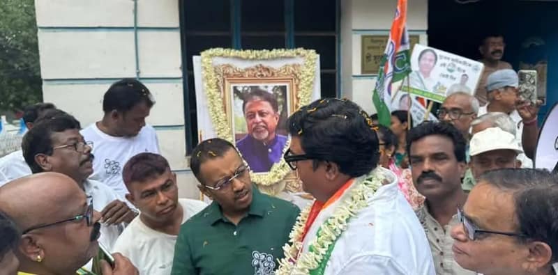 মুকুল রায়ের ছবিতে মাল্য দান করে কাঁচড়াপাড়ায় ছয় নম্বর ওয়ার্ডে ভোটপ্রচার করলেন সুবোধ অধিকারী