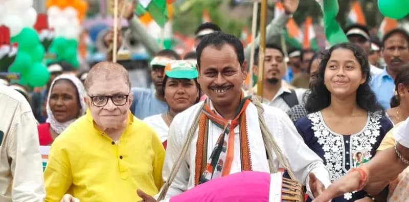 ঢাক বাজিয়ে ভোটপ্রচার ময়নাগুড়ির কংগ্রেস প্রার্থী যোগেন সরকারের