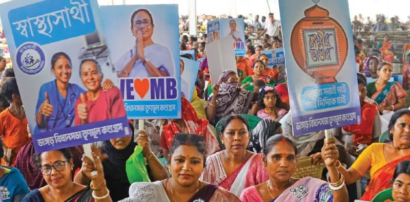 ভ্যাপসা গরমে গলদঘর্ম অবস্থা হলেও ‘দিদি’র জন্য ক্লান্তিহীন মহিলা ব্রিগেড
