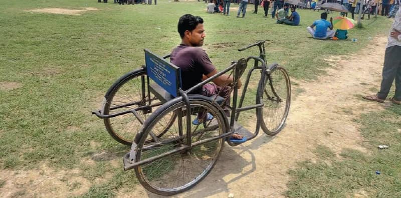 ট্রাই সাইকেলে ইকবাল, হেলিকপ্টার দেখে হাত নেড়ে দিদিকে অভিবাদন