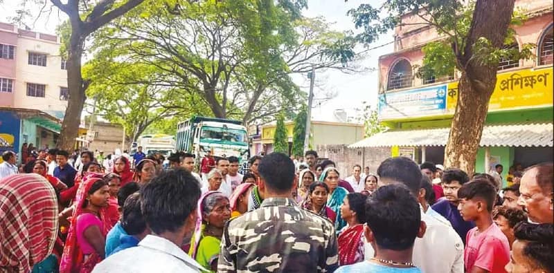 আমেদাবাদে পাঠরত যুবকের বাড়ির পাশের গ্রামে রহস্য মৃত্যু, মানবাজারে তদন্তের দাবিতে পথ অবরোধ