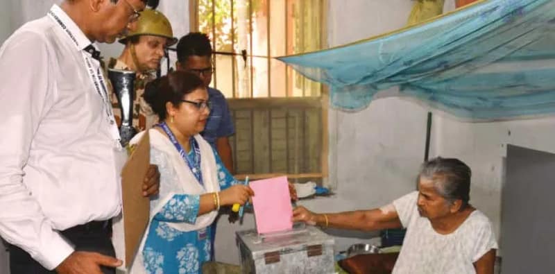 ৮৫ বছরের বেশি বয়সিদের বাড়ি গিয়ে ভোট নেওয়া শুরু