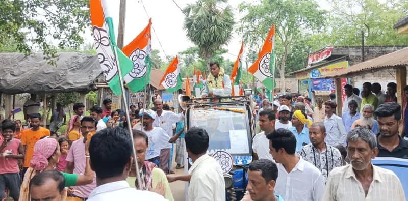 রবিবাসরীয় ভোট প্রচারে কালনার নান্দাই অঞ্চলে পূর্বস্থলী দক্ষিণ বিধানসভা তৃণমূল কংগ্রেস প্রার্থী তথা মন্ত্রী স্বপন দেবনাথ