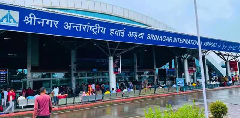 শ্রীনগর বিমানবন্দরে ব্যাগের ভিতর সন্দেহজনক বস্তু, আটক দুই মার্কিন নাগরিক