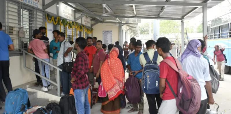 প্রথম দফার ভোটের হাওয়া ধর্মতলায়, উত্তরবঙ্গে পাড়ি দিতে ঠাসাঠাসি ভিড় বাসে
