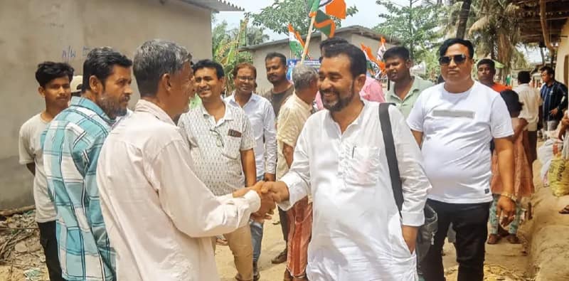 ব্যাগে ভোটার লিস্ট নিয়ে বুথে বুথে প্রচারে তোরাফ
