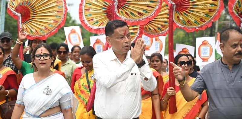 জলপাইগুড়ি পুরসভার ১ নম্বর ওয়ার্ডে  ভোট প্রচারে তৃণমূল প্রার্থী কৃষ্ণ দাস