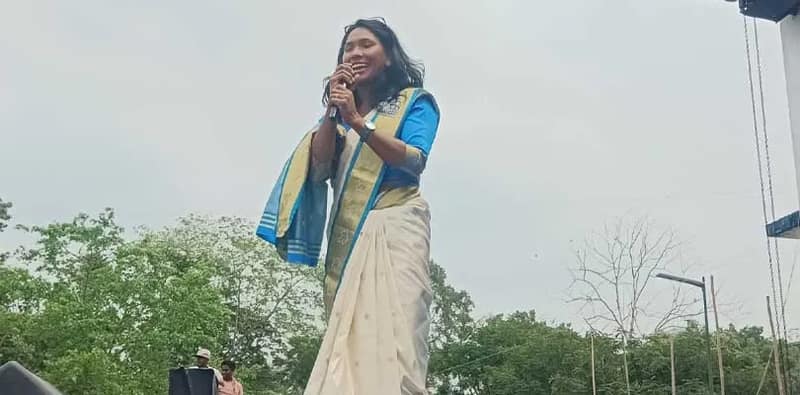 বেলাকোবায় প্রচারে রাজবংশী ভাষায় গান গাইলেন এশিয়াডে সোনাজয়ী  রাজগঞ্জের তৃণমূল প্রার্থী স্বপ্না বর্মন