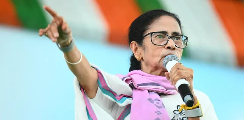 ৫০০ টাকা দিয়ে বিজেপি তাদের সভার জন্য লোক নিয়ে আসে: মমতা