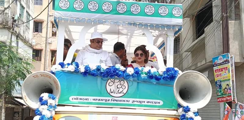 বহরমপুরে নির্বাচনি প্রচারে তৃণমূল প্রার্থী নাড়ুগোপাল মুখোপাধ্যায়ের সঙ্গে রোড-শো করছেন অভিনেত্রী শ্রাবন্তী চ্যাটার্জি