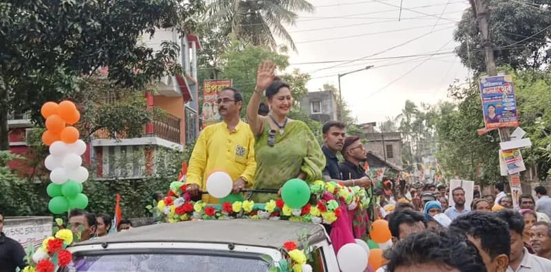 মহিষাদলে তৃণমূল প্রার্থী তিলক চক্রবর্তীর রোড শো তে অভিনেত্রী ইন্দ্রানী হালদার