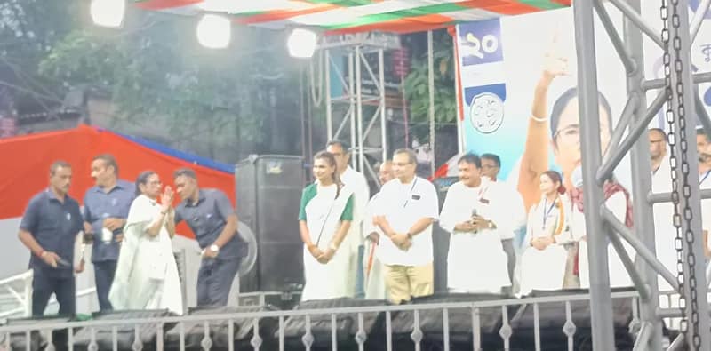 বেলেঘাটা গান্ধী ভবনের সামনে, কলকাতায় প্রথম জনসভা মমতা বন্দ্যোপাধ্যায়ের