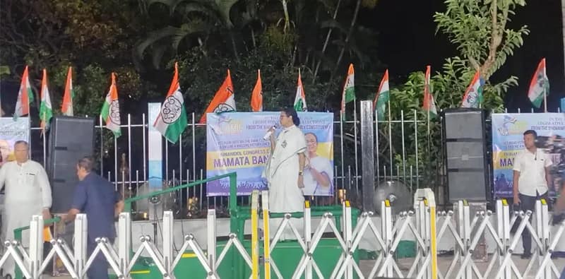 শেক্সপিয়ার সরণি থানার সামনে সভাস্থলে পৌঁছালেন মমতা বন্দ্যোপাধ্যায়