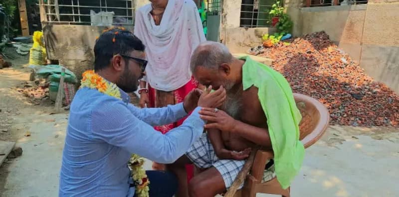 বাসিন্দাদের উঠোনে বসে, বারান্দায়  দাঁড়িয়ে প্রচারে তৃণমূলের তৌসিফুর