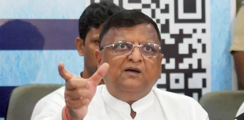 নির্বাচন পরিচালনায় গাফিলতি দেখলেই নেওয়া হবে কড়া ব্যবস্থা,  মালদহে বৈঠক করে জানালেন মনোজ