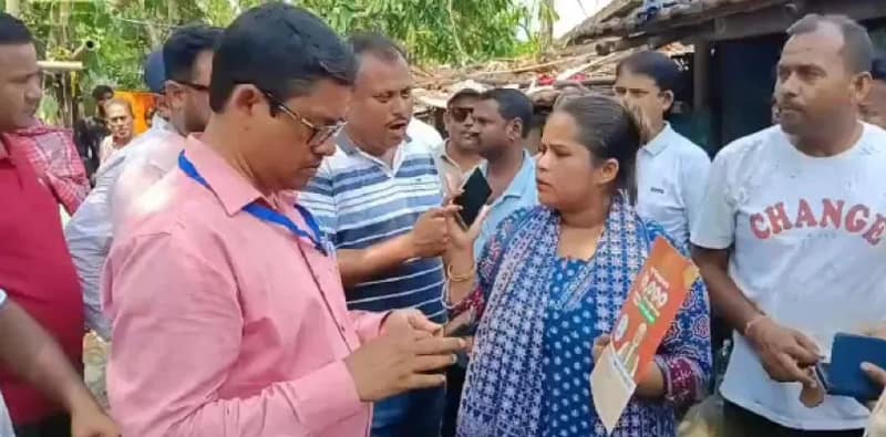 বিজেপির মাতৃশক্তি ভরসা  কার্ড বিলি, তীব্র উত্তেজনা
