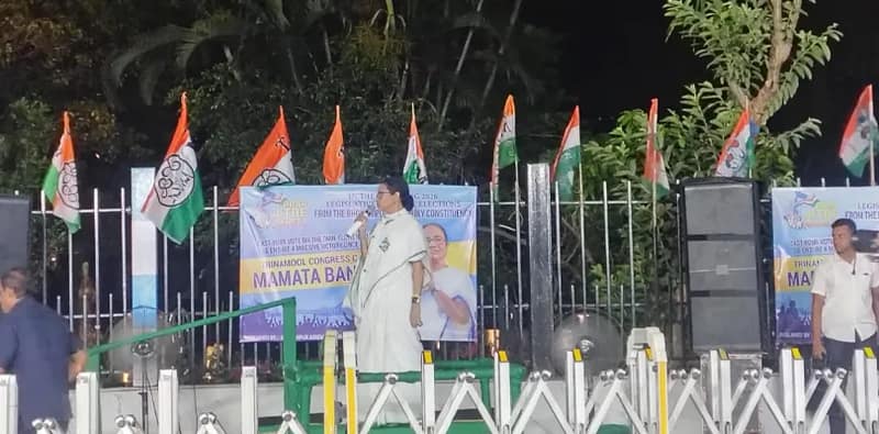 চেনা ছন্দে অগ্নিকন্যা শহরের প্রাণকেন্দ্রে উপচে পড়ল ভিড়