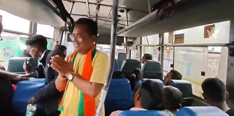 বাসে উঠে শেষদিনের প্রচার জলপাইগুড়ি আসনের বিজেপি প্রার্থী অনন্তদেব অধিকারীর