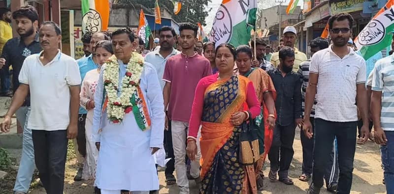 পূর্বস্থলী দক্ষিণ বিধানসভা কেন্দ্রের কালনা মেদগাছি এলাকায় ভোট প্রচারে তৃণমূল কংগ্রেস প্রার্থী স্বপন দেবনাথ