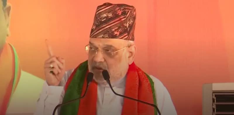 কার্শিয়াংয়ে জনসভায় বক্তব্য রাখছেন অমিত শাহ