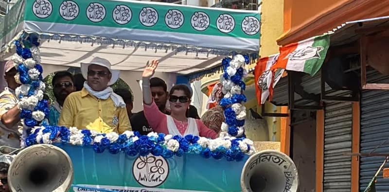 বহরমপুরের তৃণমূলপ্রার্থী নাড়ুগোপাল মুখোপাধ্যায়ের প্রচারে অভিনেত্রী শ্রাবন্তী চট্টোপাধ্যায়