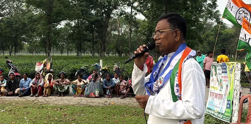 মীনগ্লাস চা বাগানে শেষদিনের প্রচারে মাল বিধানসভার তৃণমূল প্রার্থী বুলুচিক বরাইক