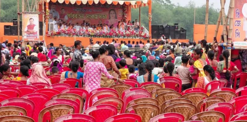 চেয়ার ভরল না হেমা মালিনীর সভায়, রোড শো’য়ে বাহিনী আর গাড়ির ভিড়