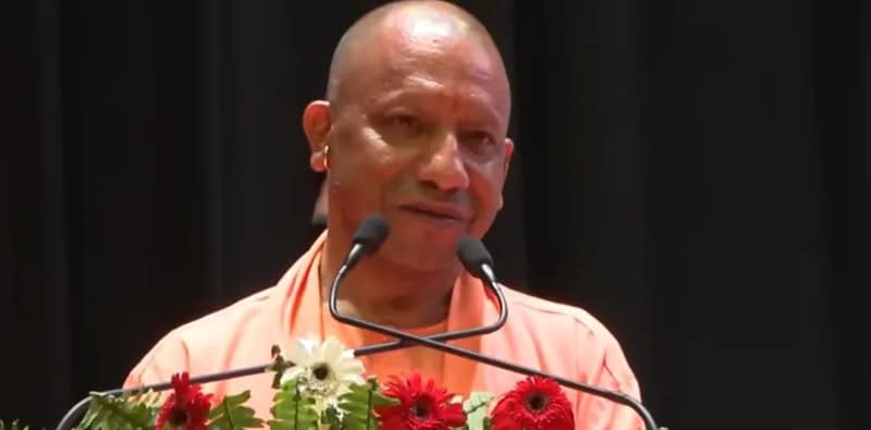 গোরক্ষপুরের সভায় বক্তব্য রাখছেন উত্তরপ্রদেশের মুখ্যমন্ত্রী যোগী আদিত্যনাথ