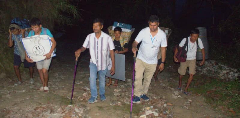 কালচিনির বক্সা পাহাড়ের ৩ বুথে ট্রেকিং করে এলেন ভোটকর্মীরা, কুমারগ্রামে নৌকায় চেপে